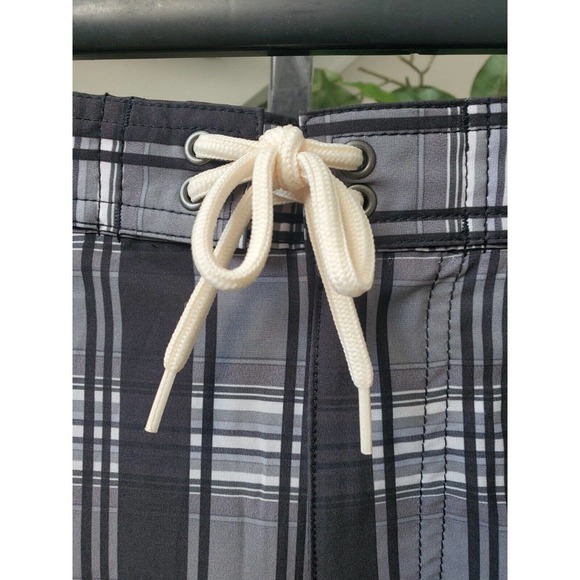 Roundtree & Yorke Men's Gray Plaid Polyester Pull On Stretch Swimwear Shorts M - Picture 2 of 12